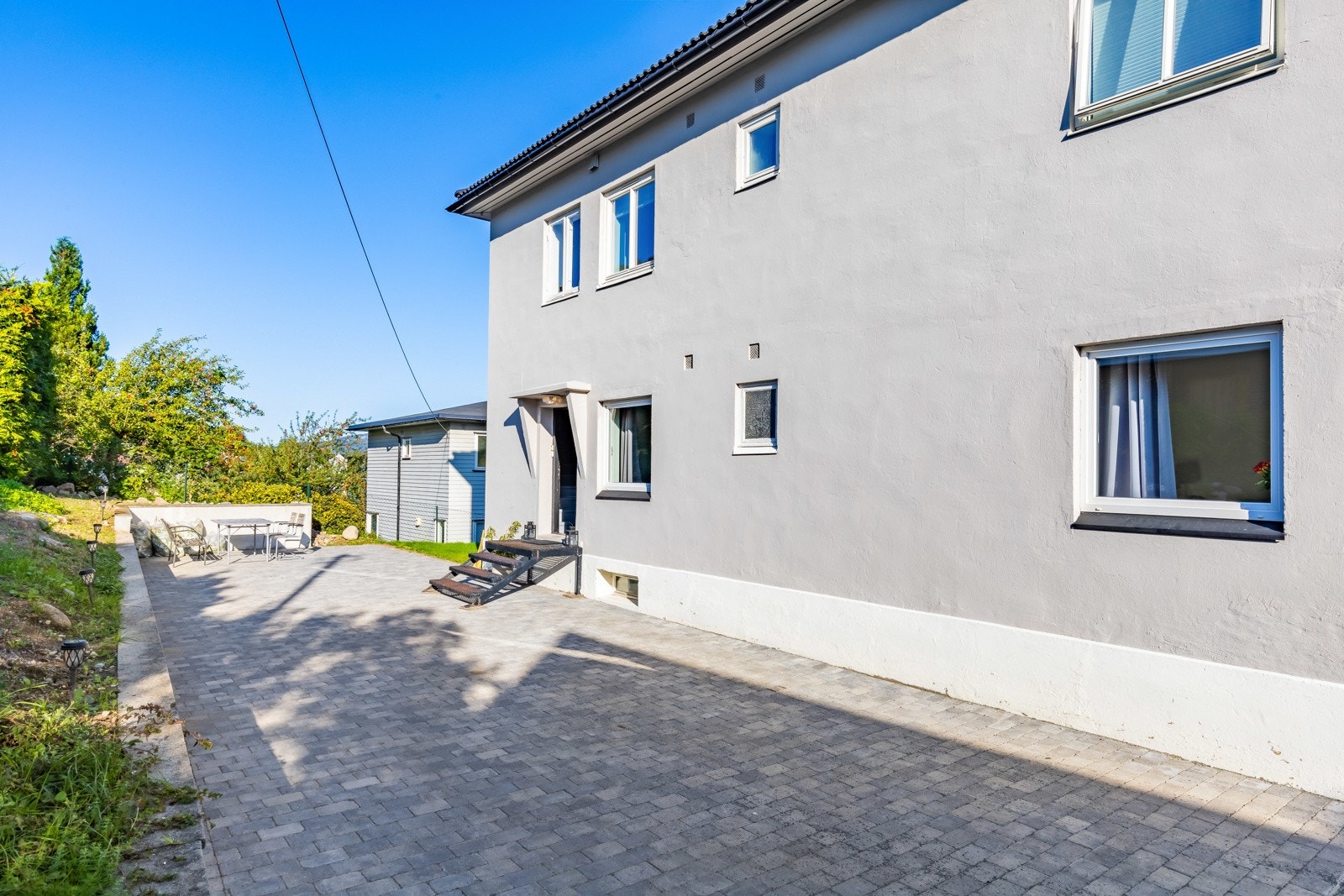 Eiendommen har en pent opparbeidet gårdsplass. Galleribilde