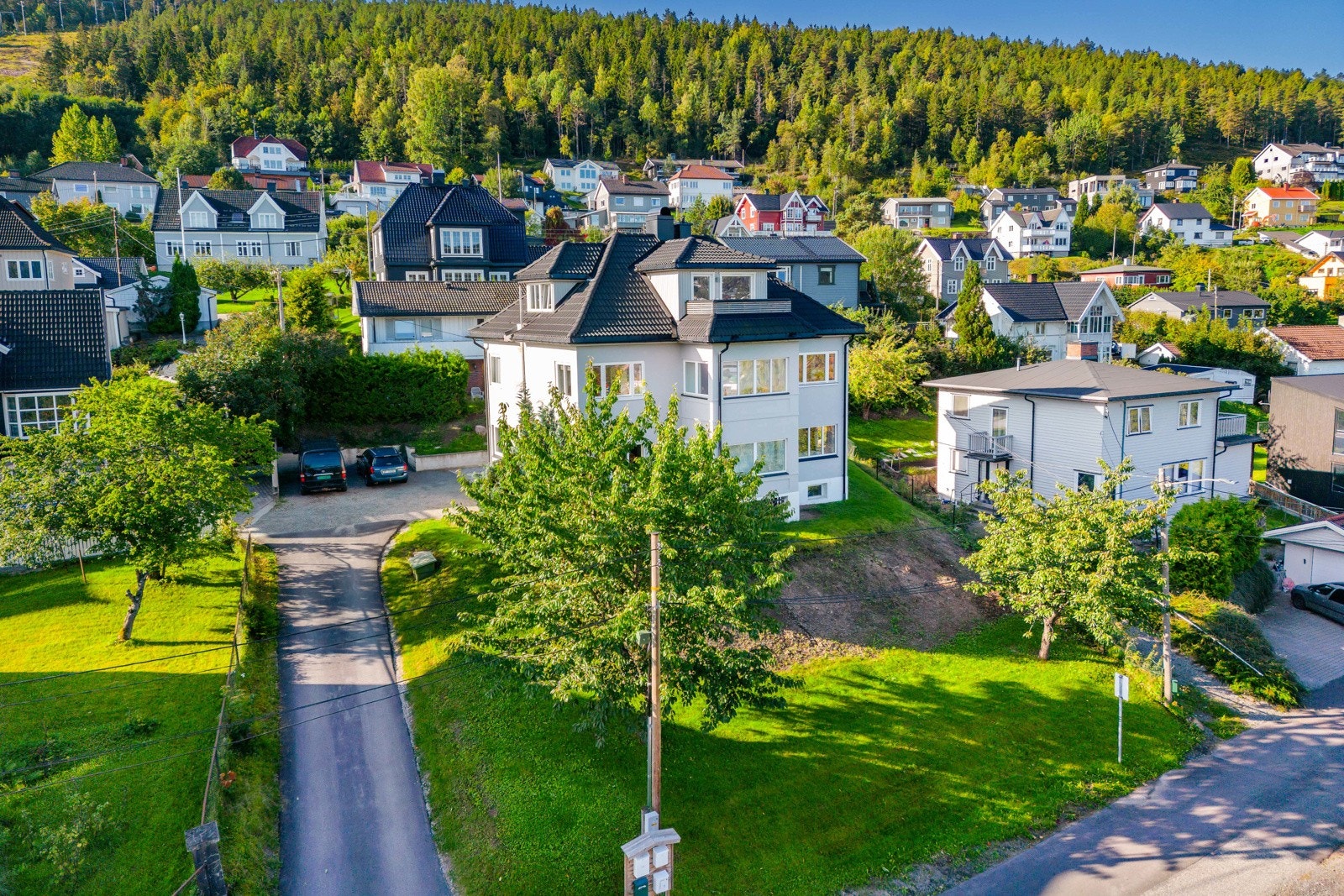 Det er parkering på felles gårdsplass. Galleribilde