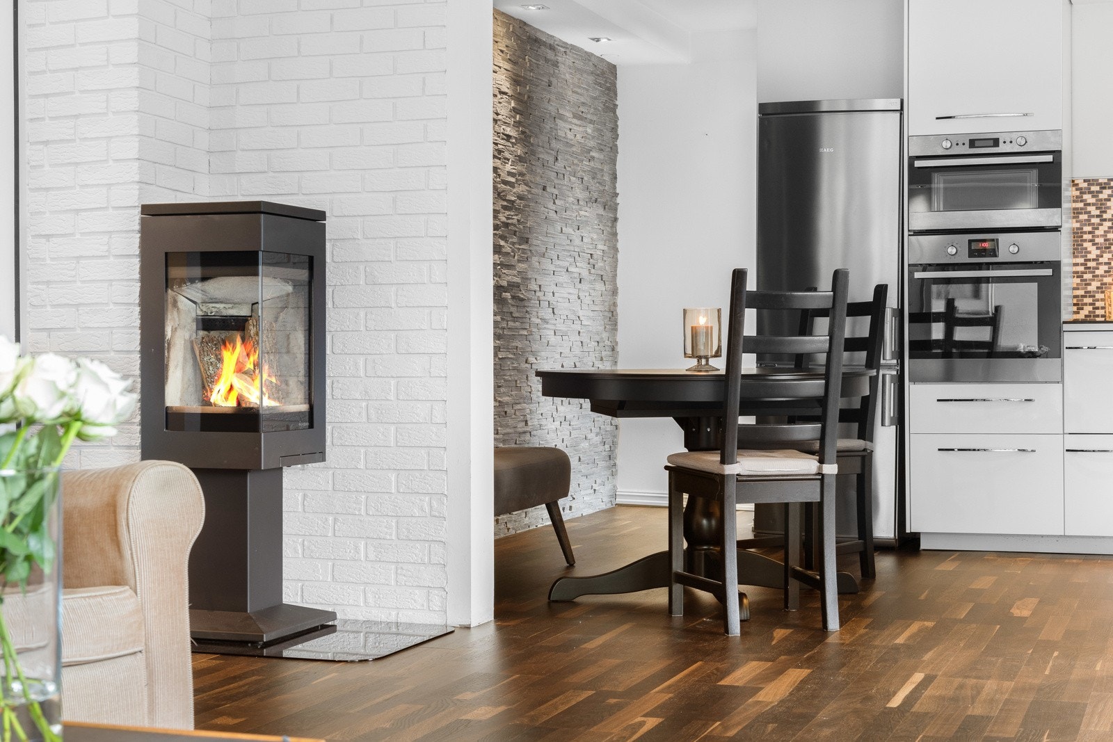 Stuen har også peisovn med stort hjørneglass som gir maks innsyn til flammene. Galleribilde