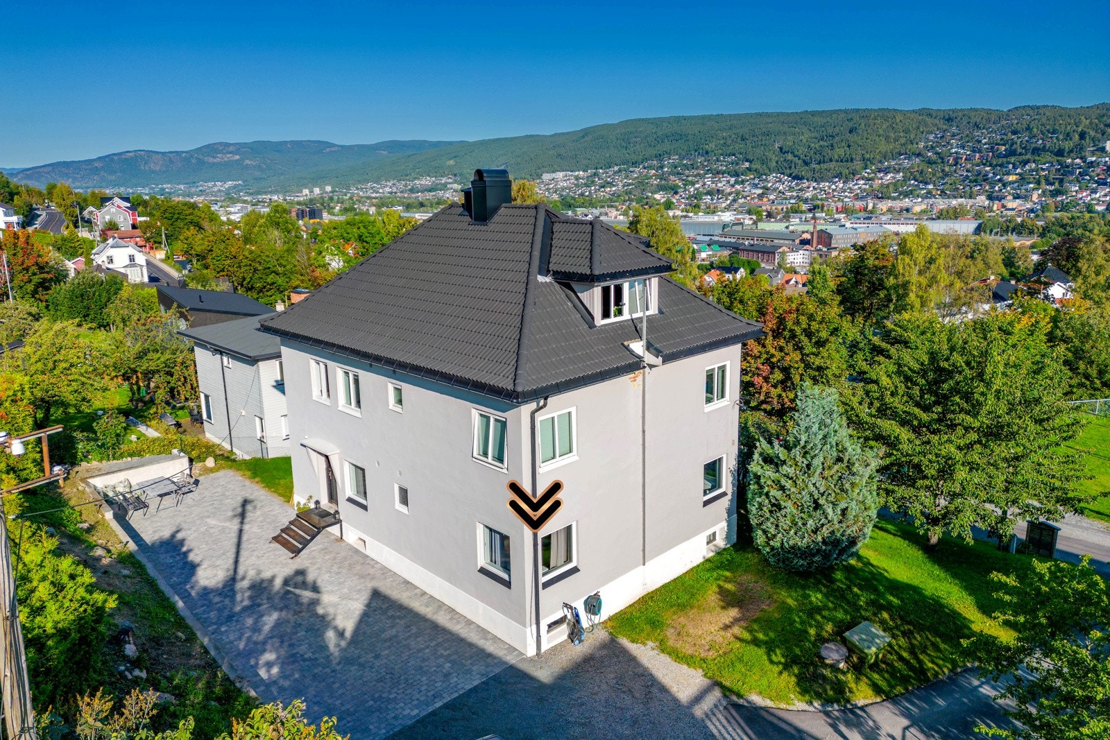 Leiligheten ligger i høy første etasje, og bygget har vinduer fra 2013. Galleribilde