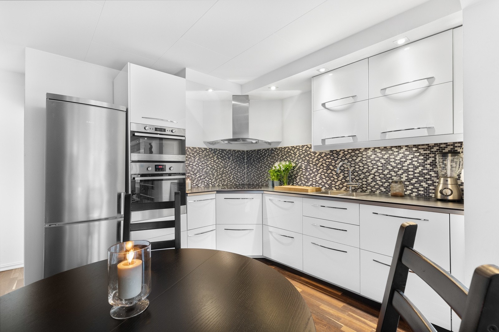 Det er god benk- og skapplass på kjøkkenet. Galleribilde