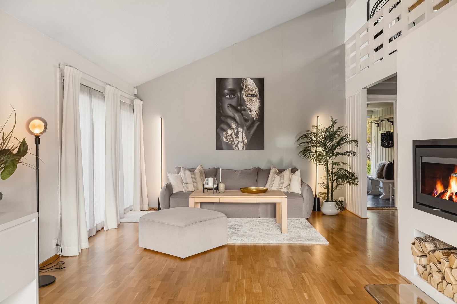 Hyggelig innredet med nydelig peis. Herfra er det dør ut til venstre til markterrassen. Galleribilde