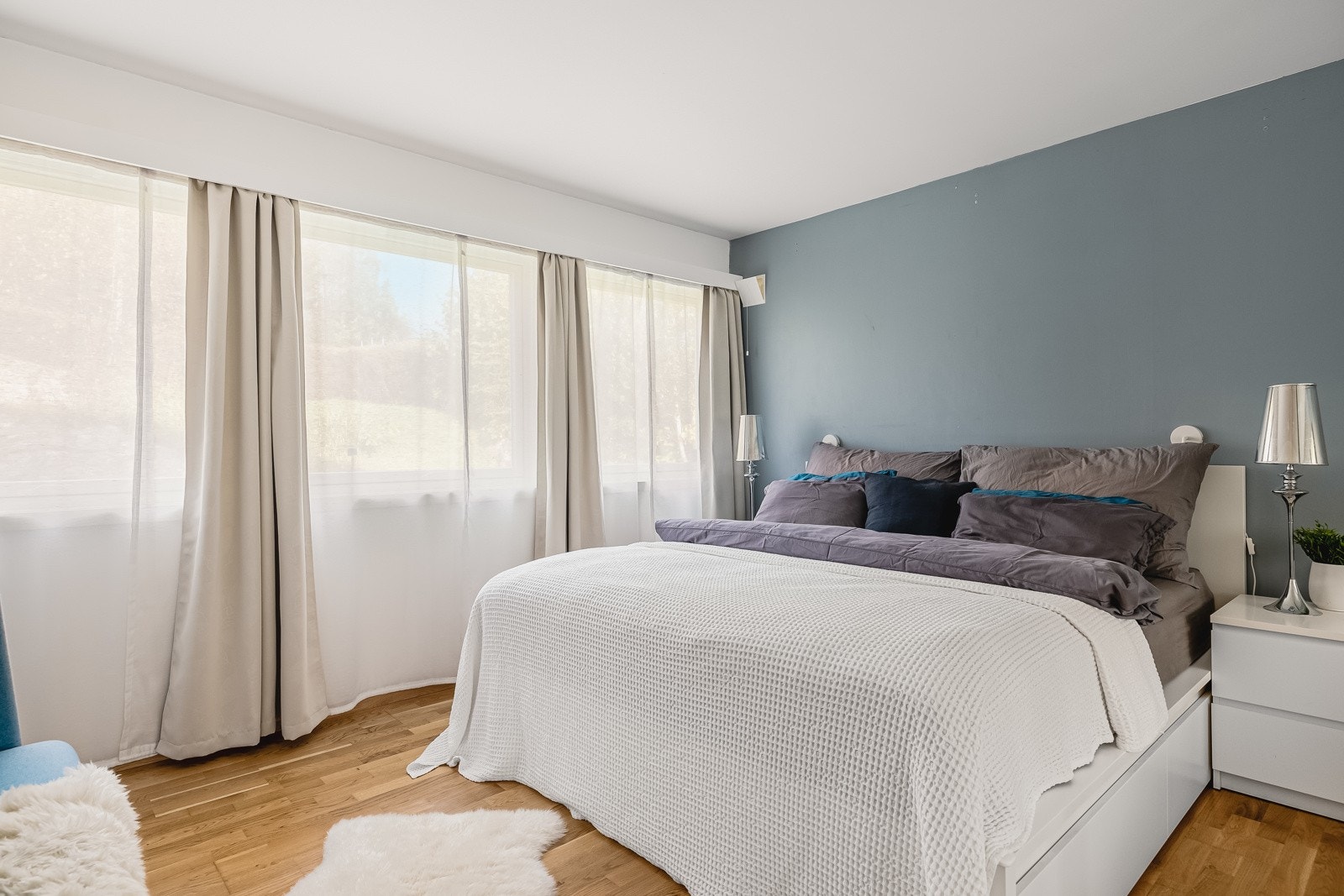 Hovesoverom i 1. etasje med stor garderobe og eget bad. Galleribilde