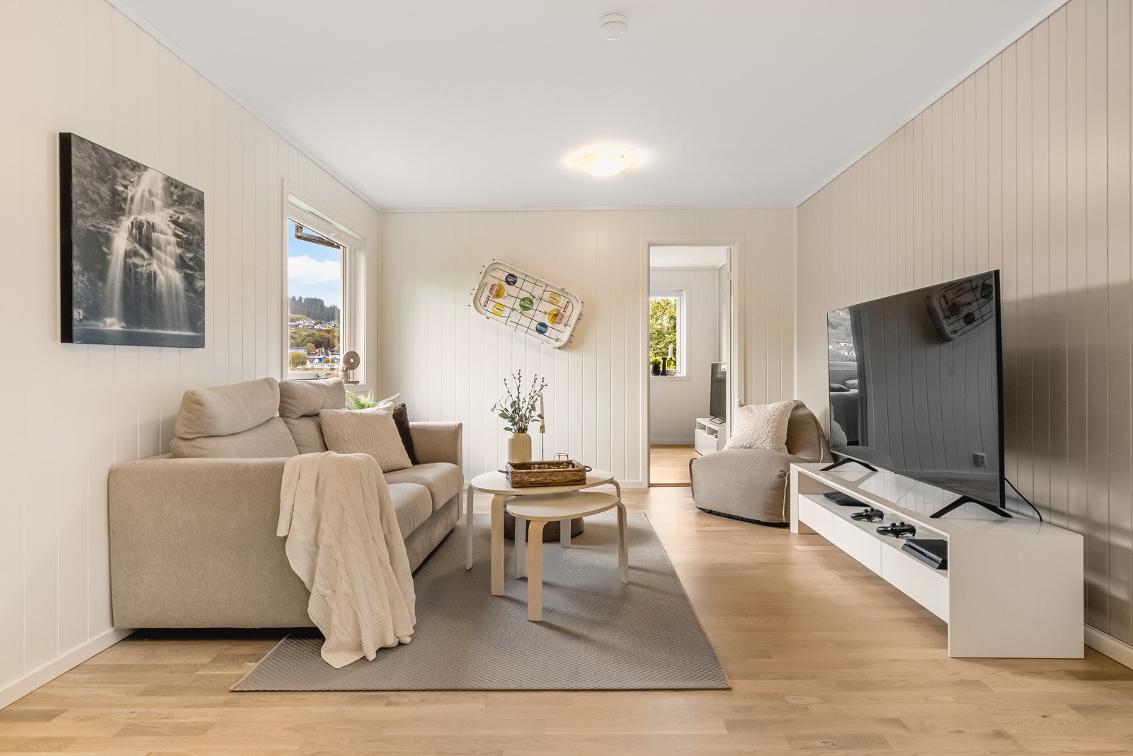 Pent innredet kjellerstue. Overflater + påbygg +dører i denne delen er gjort av nåværende eier. Galleribilde