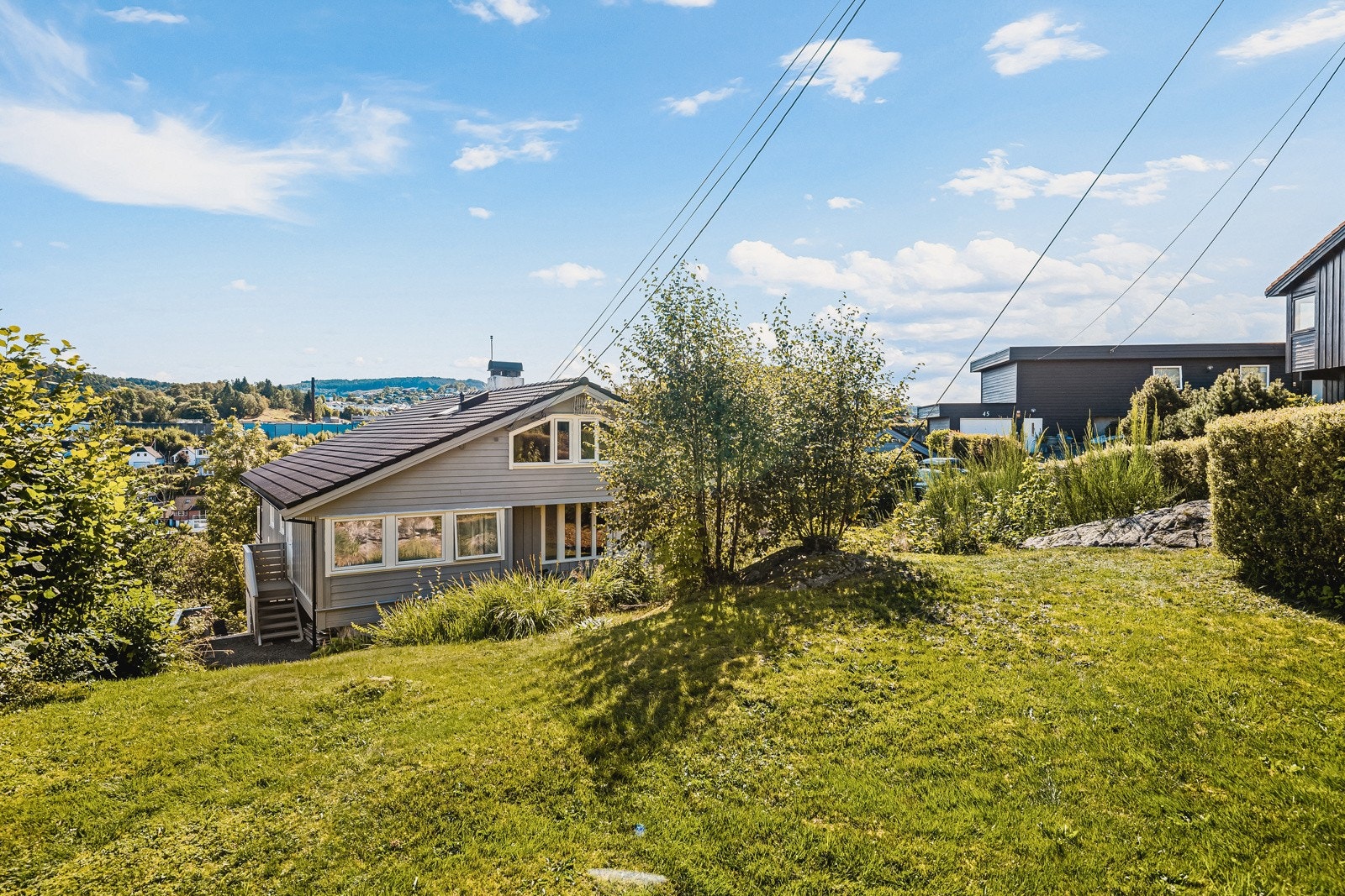 Ønsker du stor familiebolig med hage, carport, godkjent utleie (mulighet for hybel nr. 2), ca. 14 min til bybane, så bør du se denne. Galleribilde