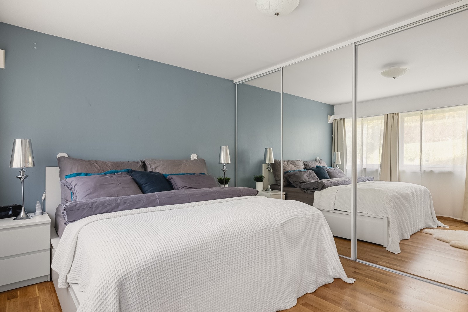 Stor speildørgarderobe. Galleribilde