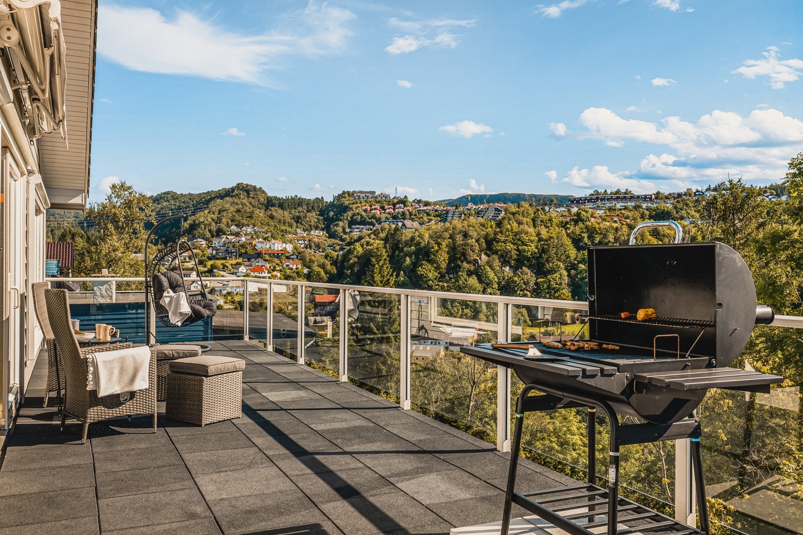 Deilig balkong og uteplasser med plass til store og små. Galleribilde