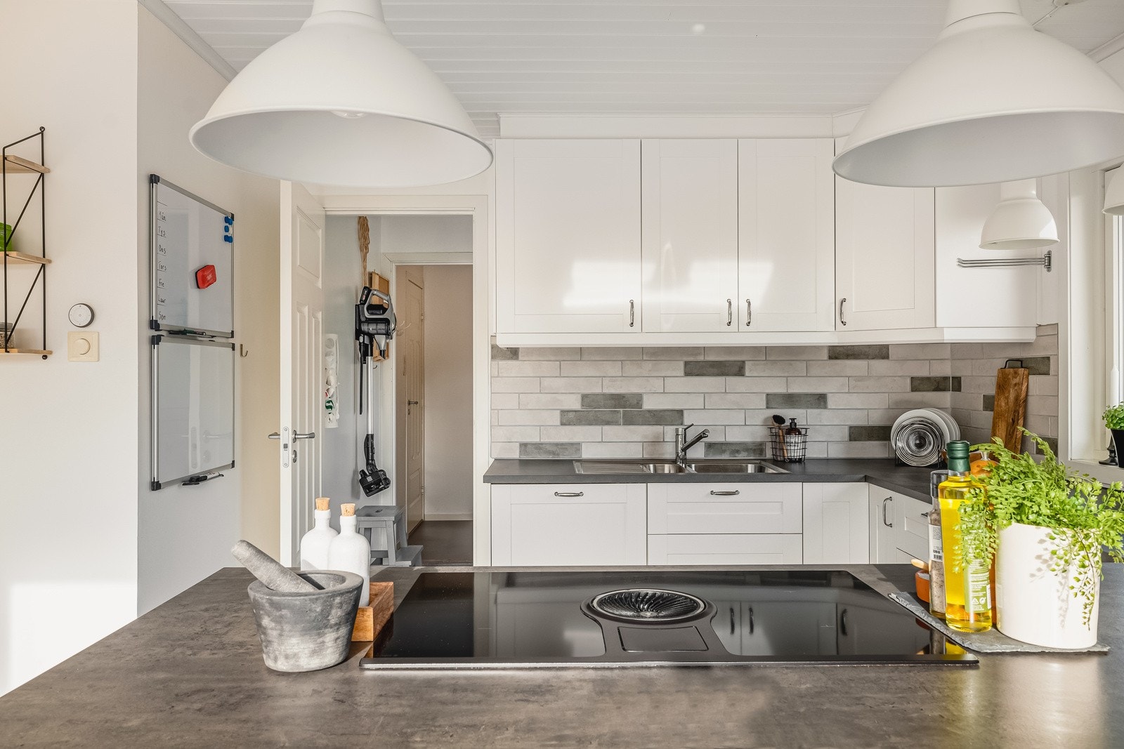 Fra kjøkkn er det dør til bod og vaskerom med egen utgangsdør til hage og tørkeplass for klær. Galleribilde