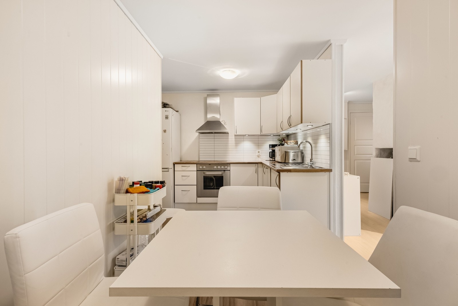 Spisestue og kjøkken i uteleiedelen. Galleribilde