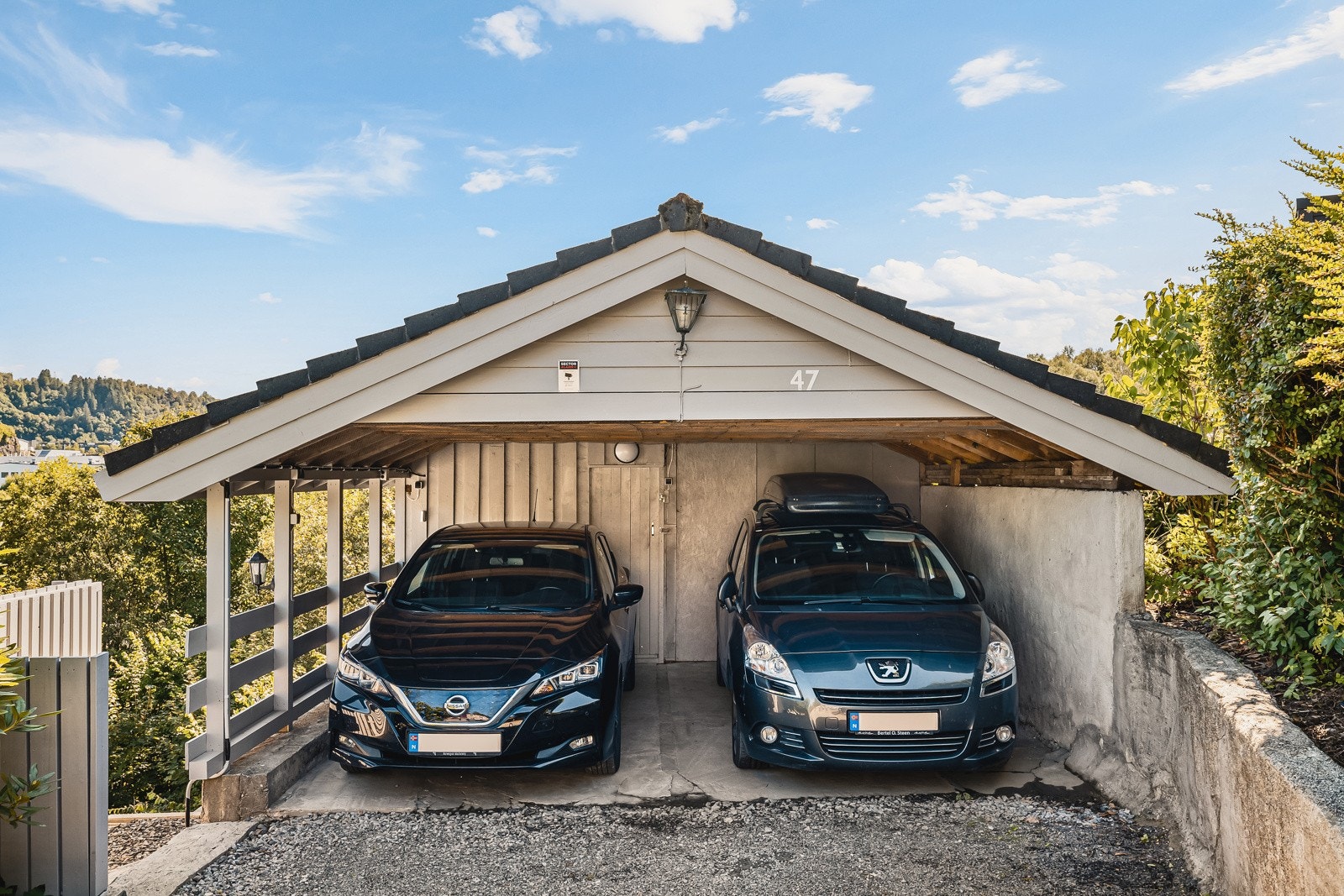 Boligen har dobbel carport med utebod og strøm. Galleribilde