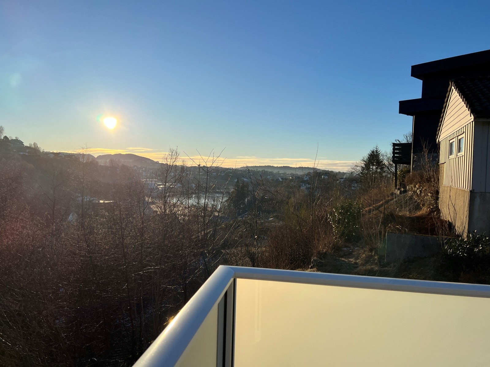 Vintersol på terrassen tatt den 7/1- 24. Galleribilde