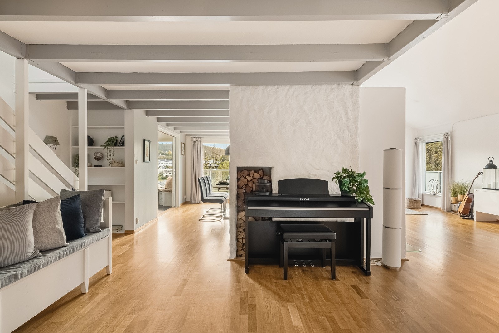 Hall/stue. Flere rom i huset har malte overflater (vegger og tak), trolig originalt fra byggeår. Galleribilde