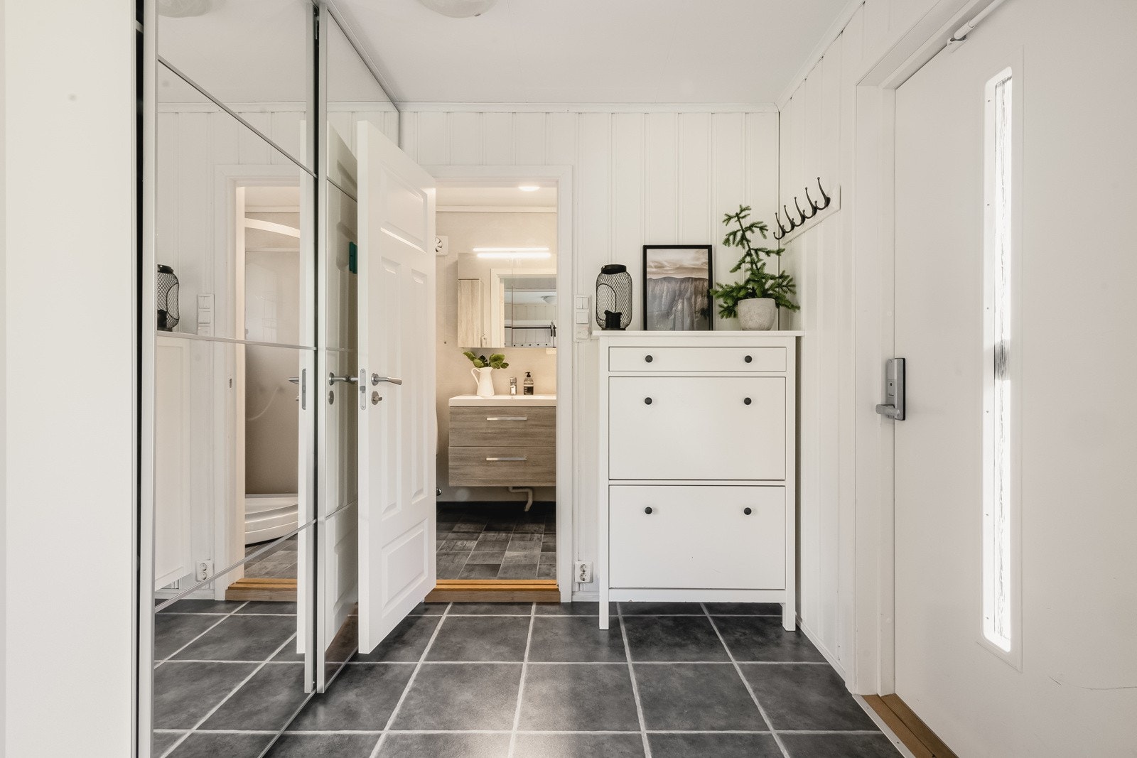 Fra gang er det dør til boenhetens første av tre bad. Alle badene oppgradert i eiers eiertid. Galleribilde