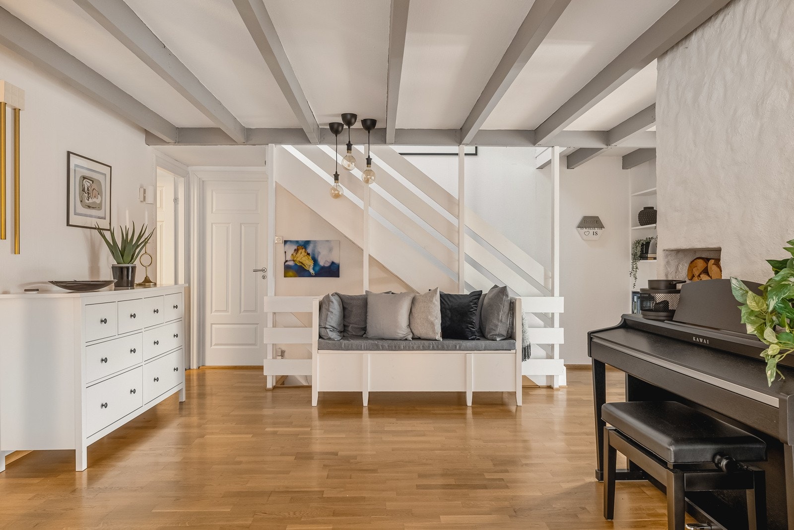 Vi går trappen opp til loftet. Galleribilde