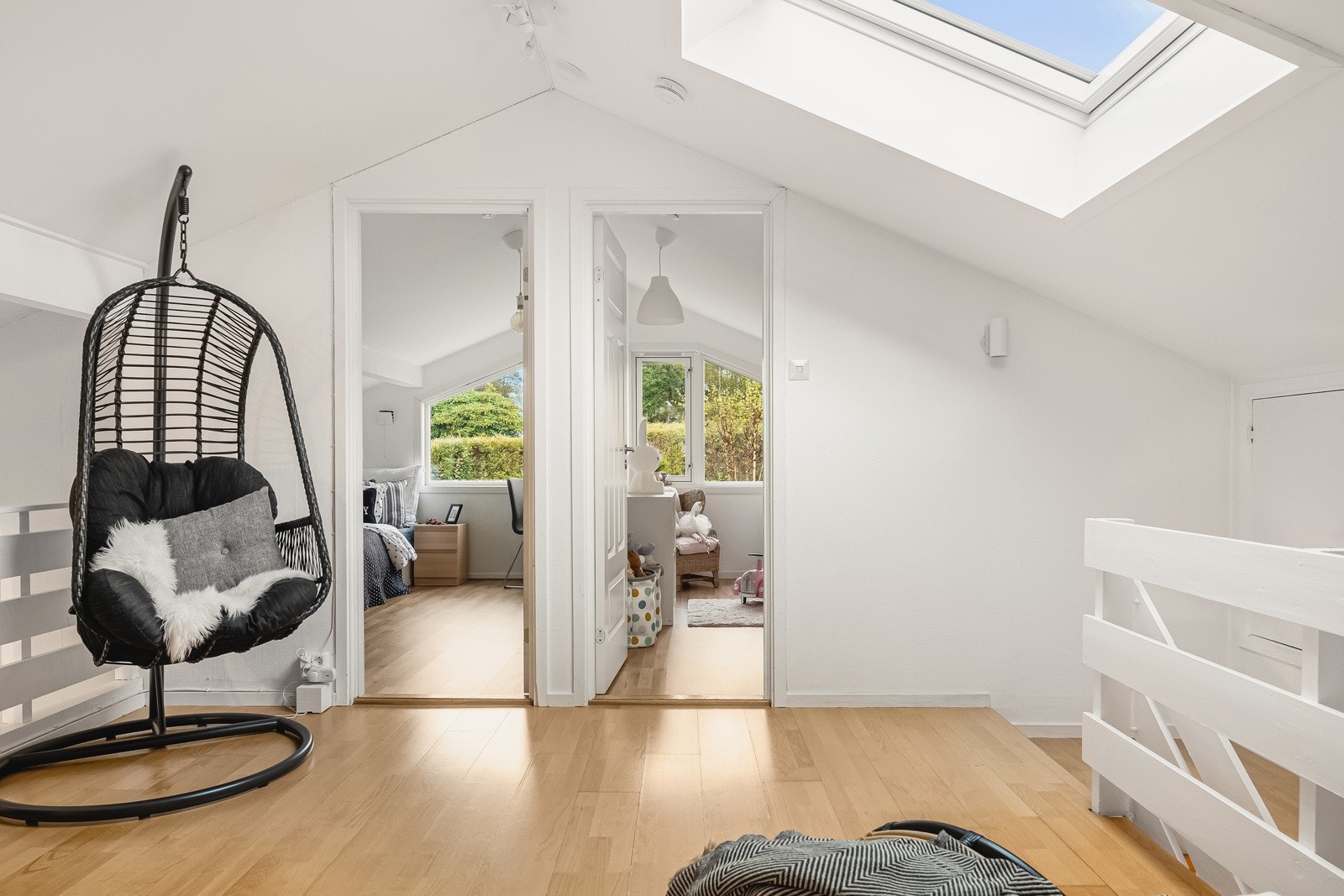 Hems med dør til to pent innredede barnerom. Galleribilde