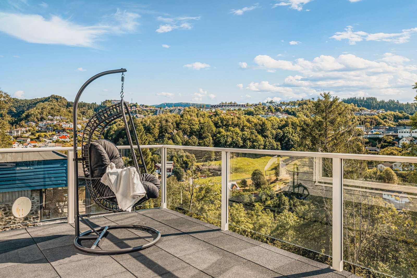 Boligen har en flott utsiktsbeliggenhet. Galleribilde