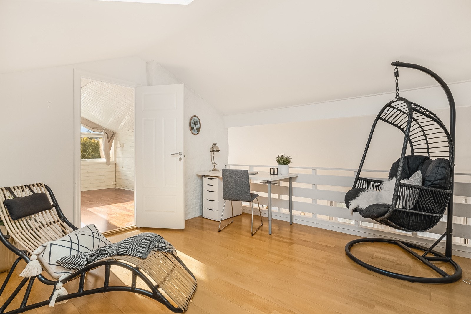 Loftsstue/hems med 3 rom som alle kan benyttes som soverom. Galleribilde