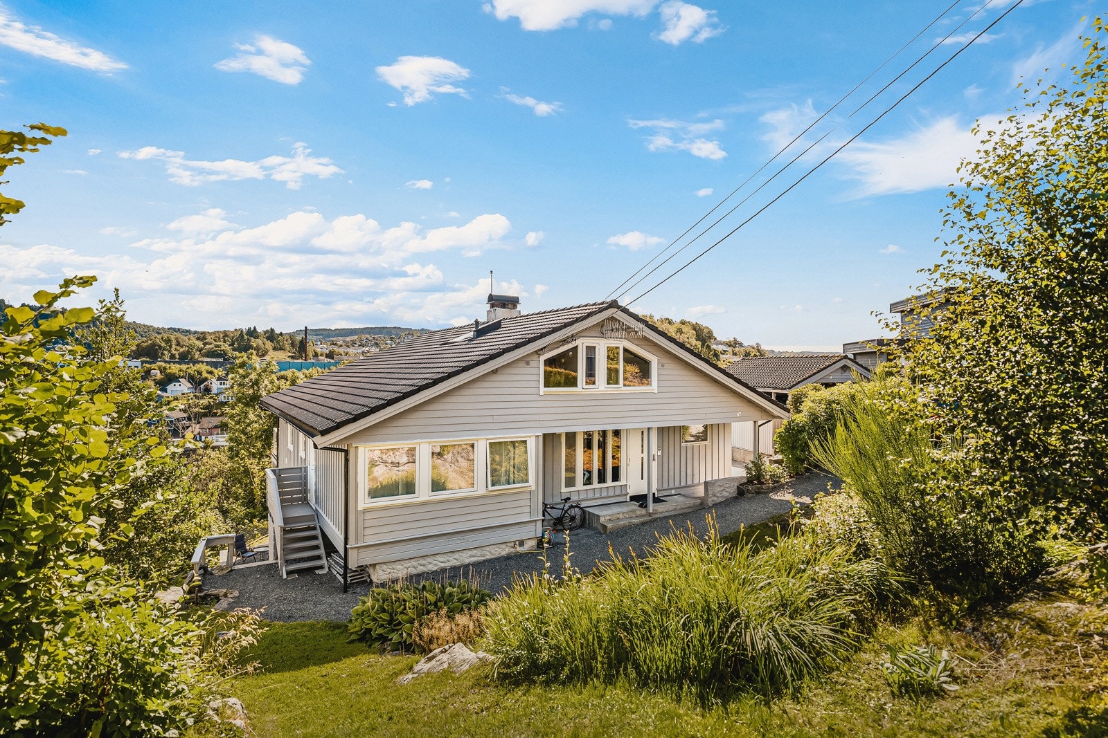 Boligen ligger pent til med hage rundt hele huset. (Hovedbolig vises nå uten møbler). Galleribilde