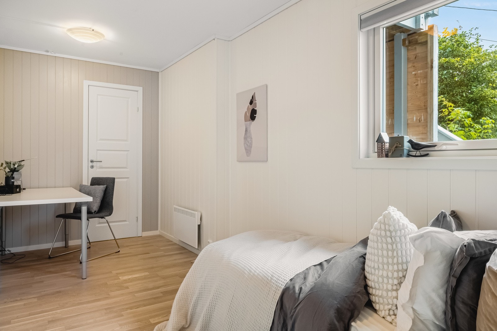 Soverom 1, kjeller hovedbolig (evt. en liten hybelkjøkken i dette rommet) + egen bod her, dør rett fram. Galleribilde