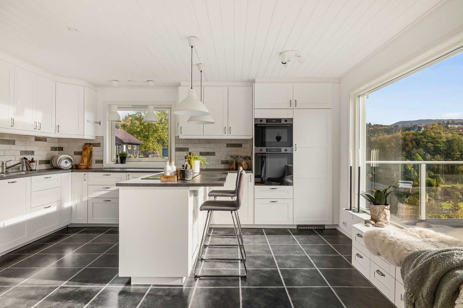 Praktisk og velutstyrt kjøkken. To nye integrerte ovner. Galleribilde