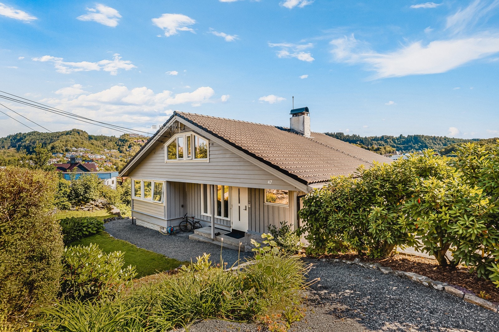 Hyggelig gangveg fra carport og inn til huset. Galleribilde
