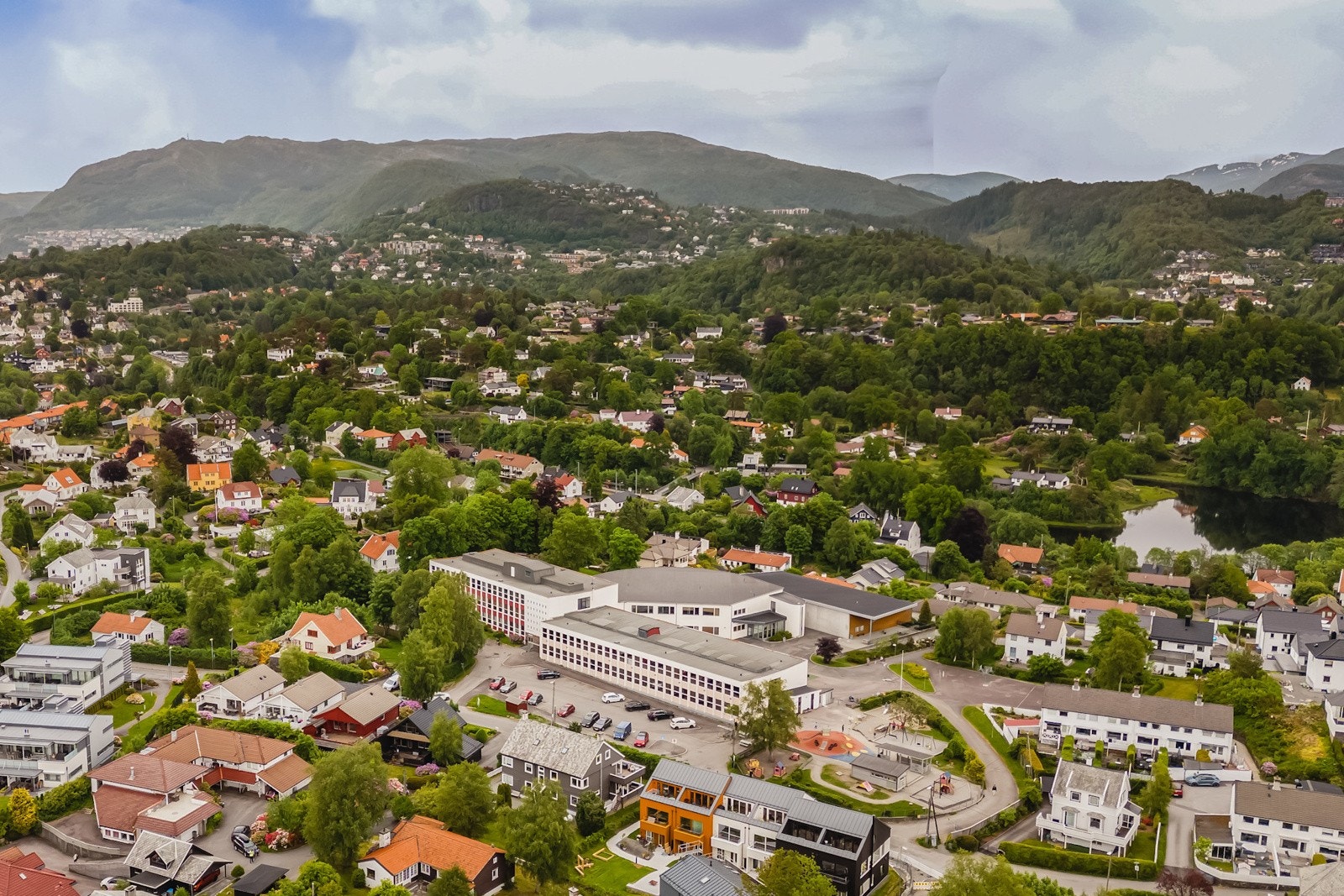 ...gangavstand til Hop oppveksttun med barnehage og ungdomsskole... Galleribilde