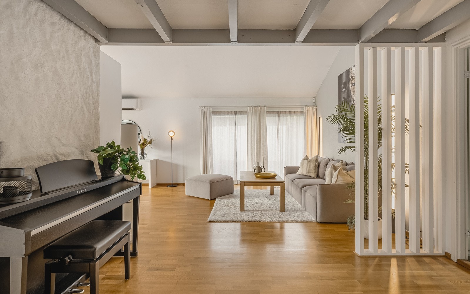 Stuen har mange hyggelige soner. Sofagruppe, tv-sone, piano/spill-lek/hall sone, spisestuesone. Galleribilde