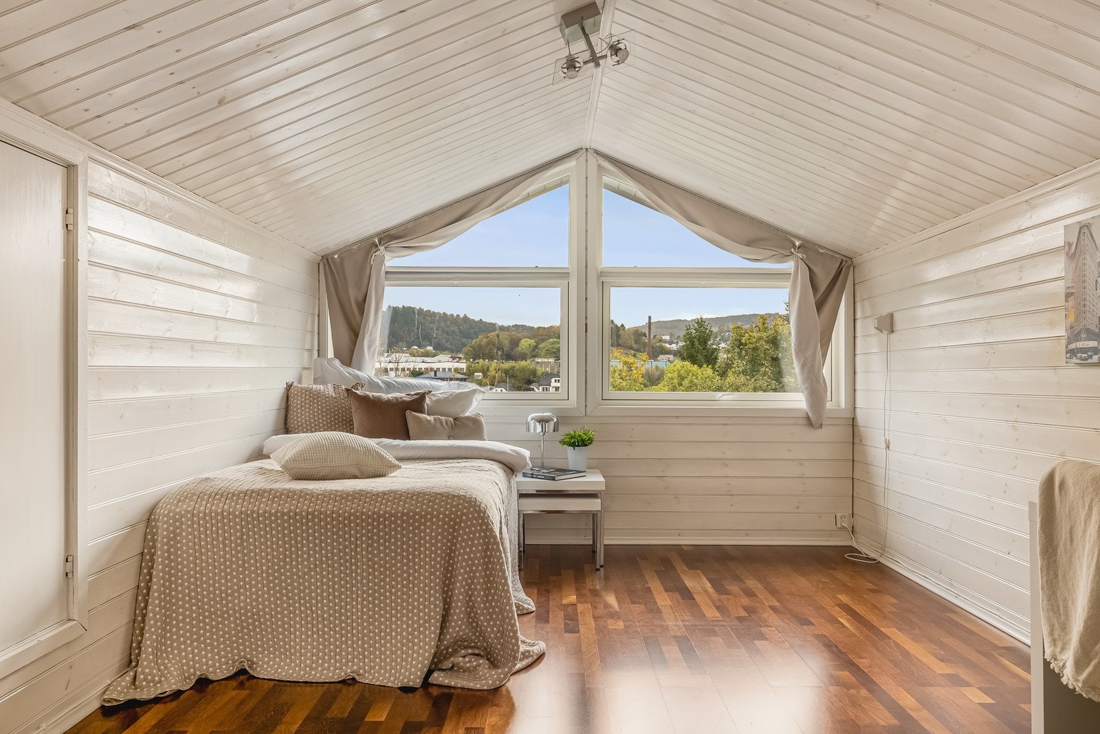 Lagringsplass i knekott på venstre side . Galleribilde