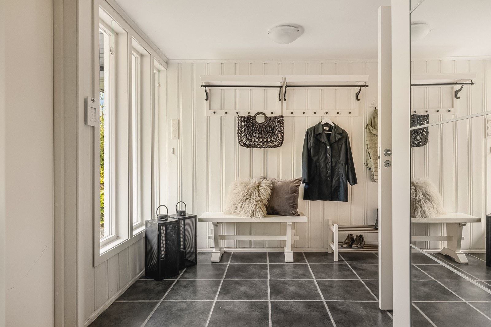 Romslig gang med garderobe. Galleribilde