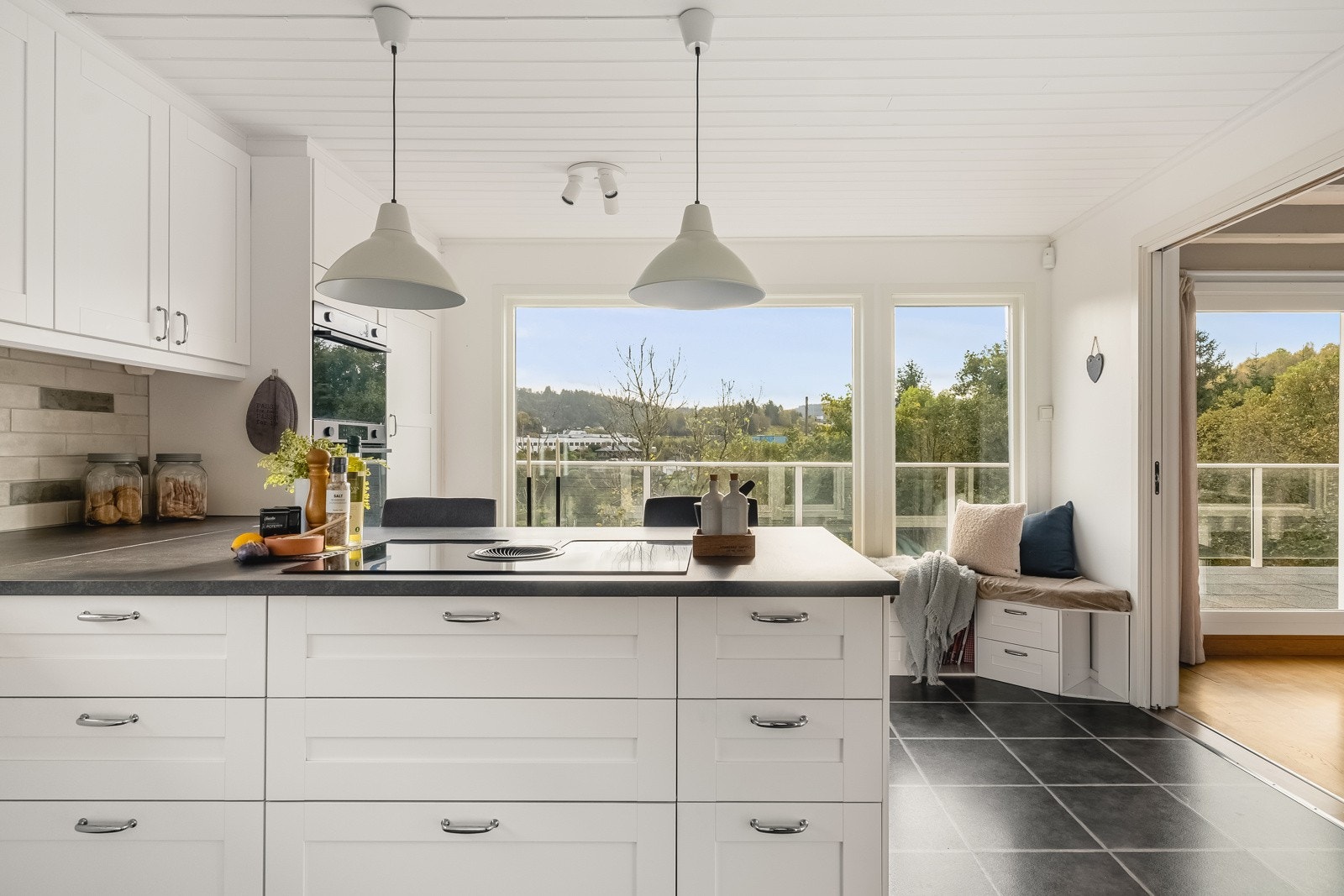 Romslig og velutstyrt kjøkken. Platetopp med integrert ventilator. Ny nye stekeovner. Galleribilde