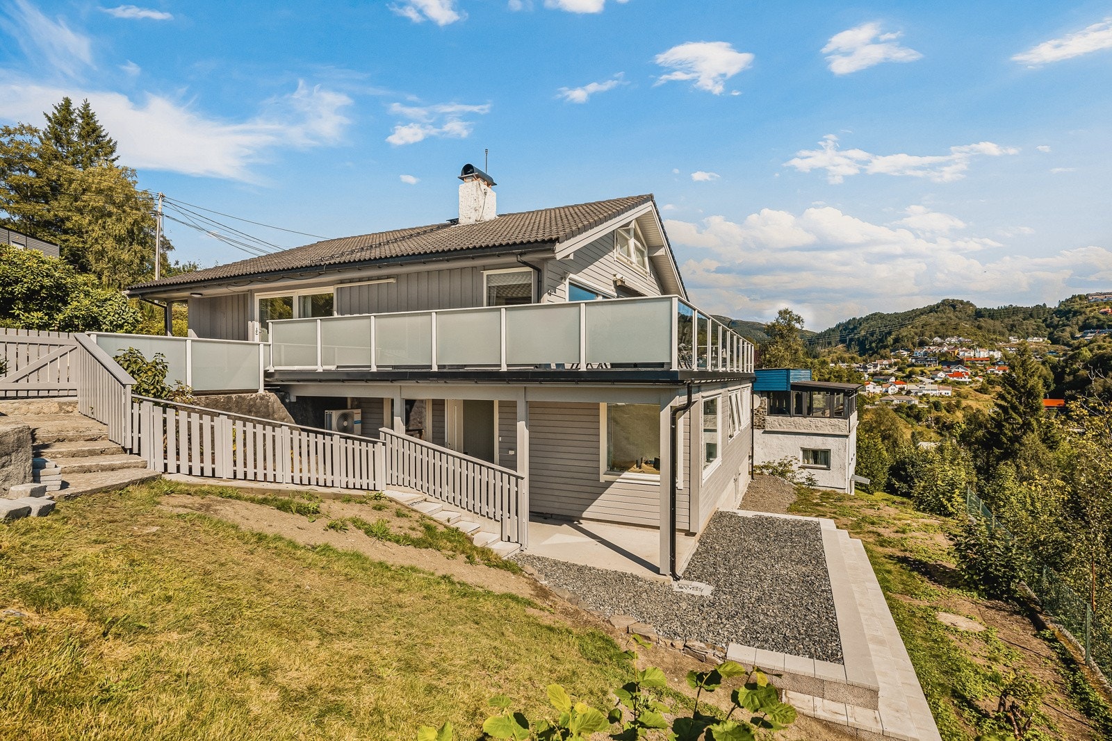 Fasade sett fra vest. Påbygget er under terrasse, og langs hele frontfasaden. Galleribilde