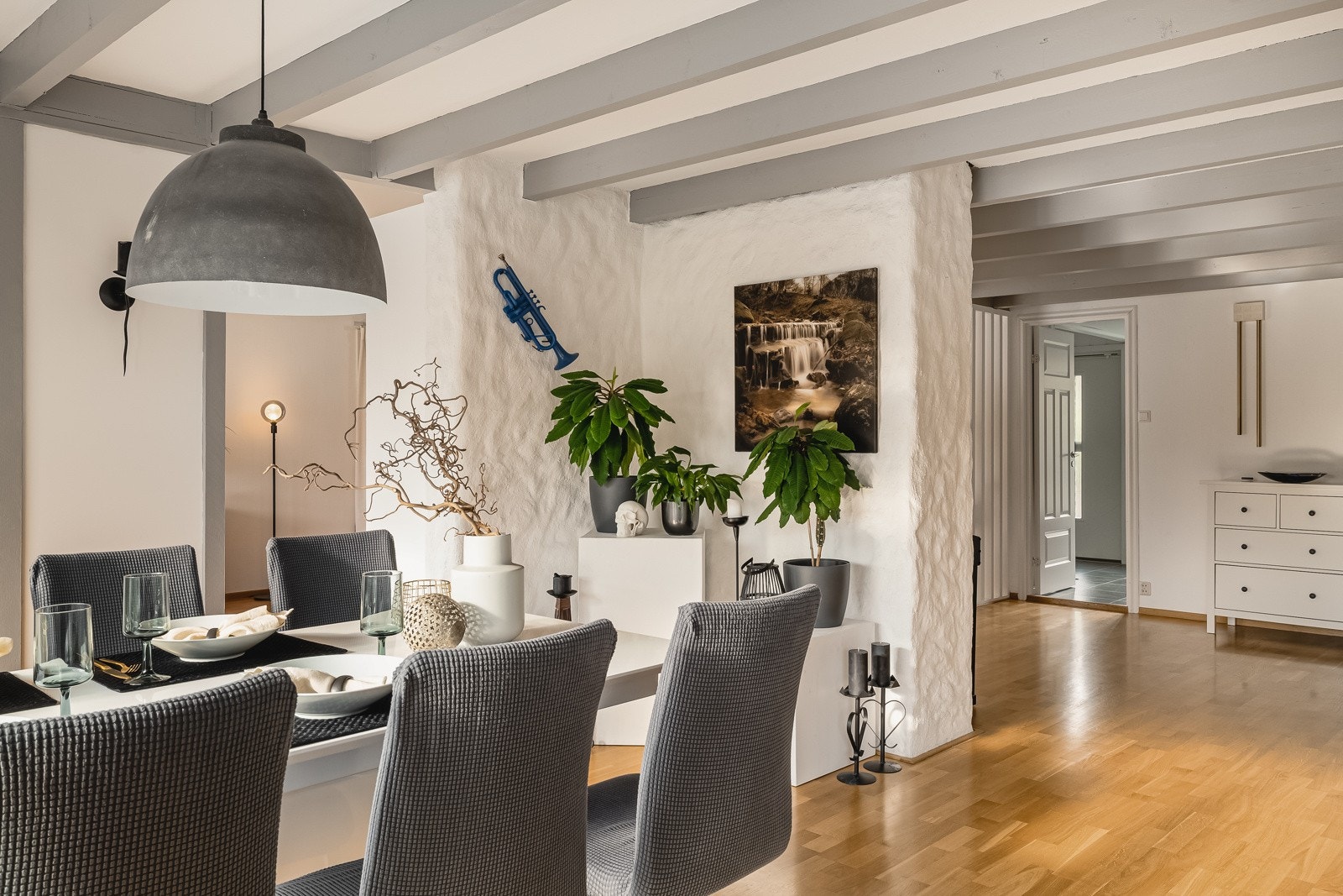 Spisestuen har fin åpning mot kjøkkenet. Galleribilde