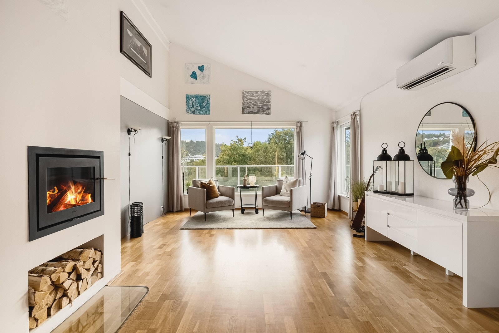 Lys og romslig stue med god takhøyde. Moderne peis, varmepumpe. Galleribilde