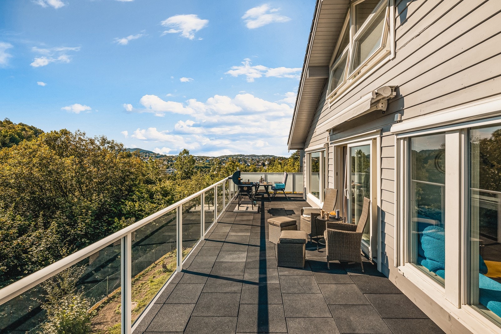 Laila Flinterud i Fana Sparebank Eiendom har gleden av å presentere pen enebolig i Haakon Sæthres veg 47. Galleribilde