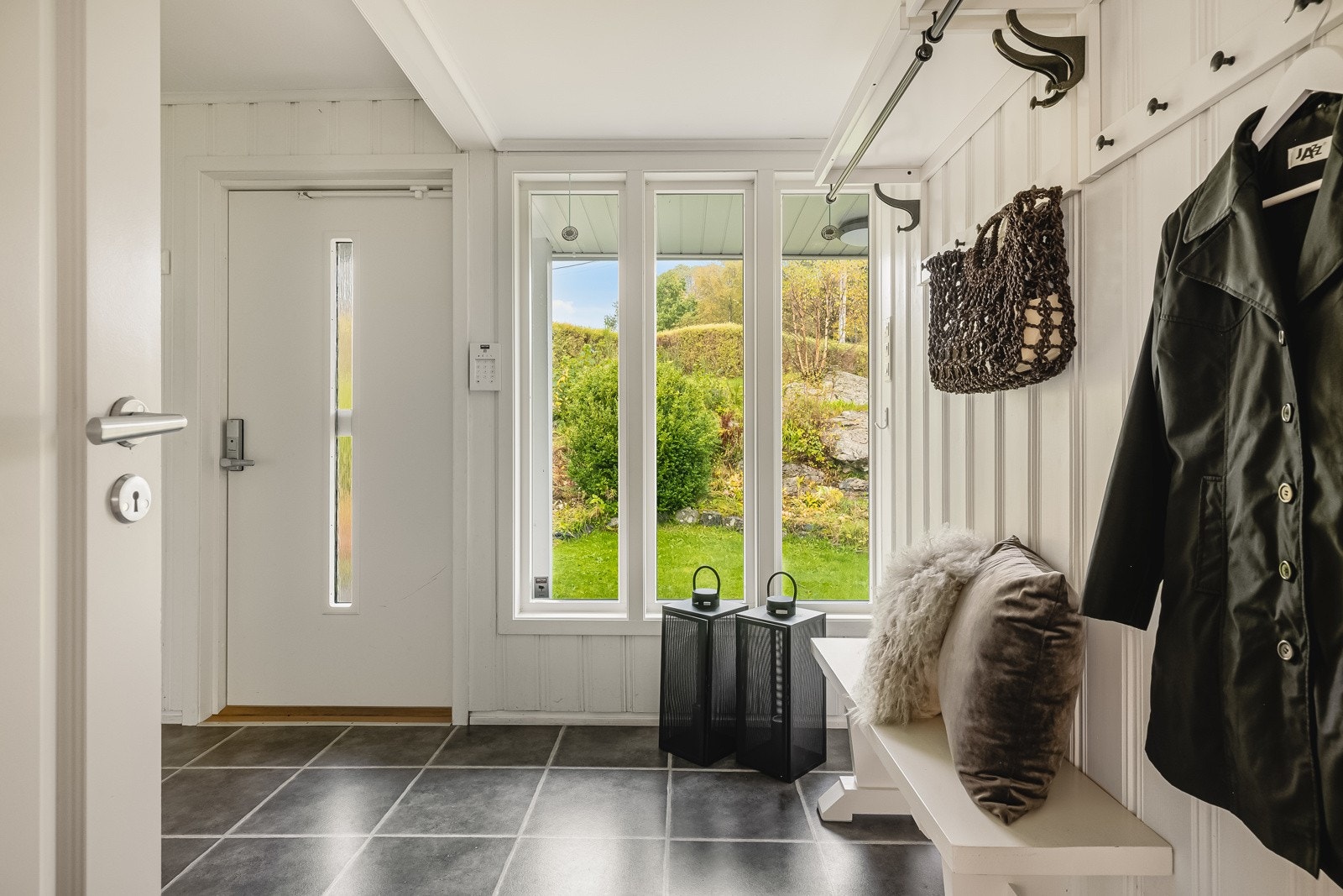 Velkommen inn i lys og trivelig gang med bl. a moderne utgangsdør. Galleribilde