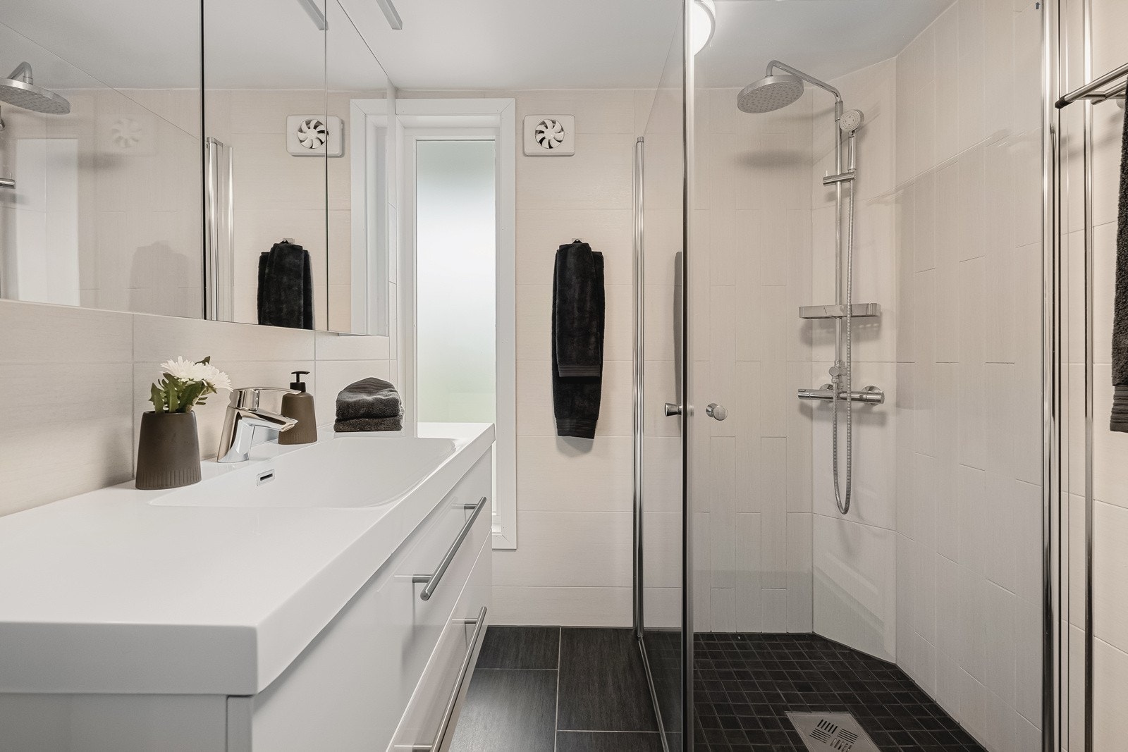 Pent bad med stor innredning, dusj og wc. Galleribilde