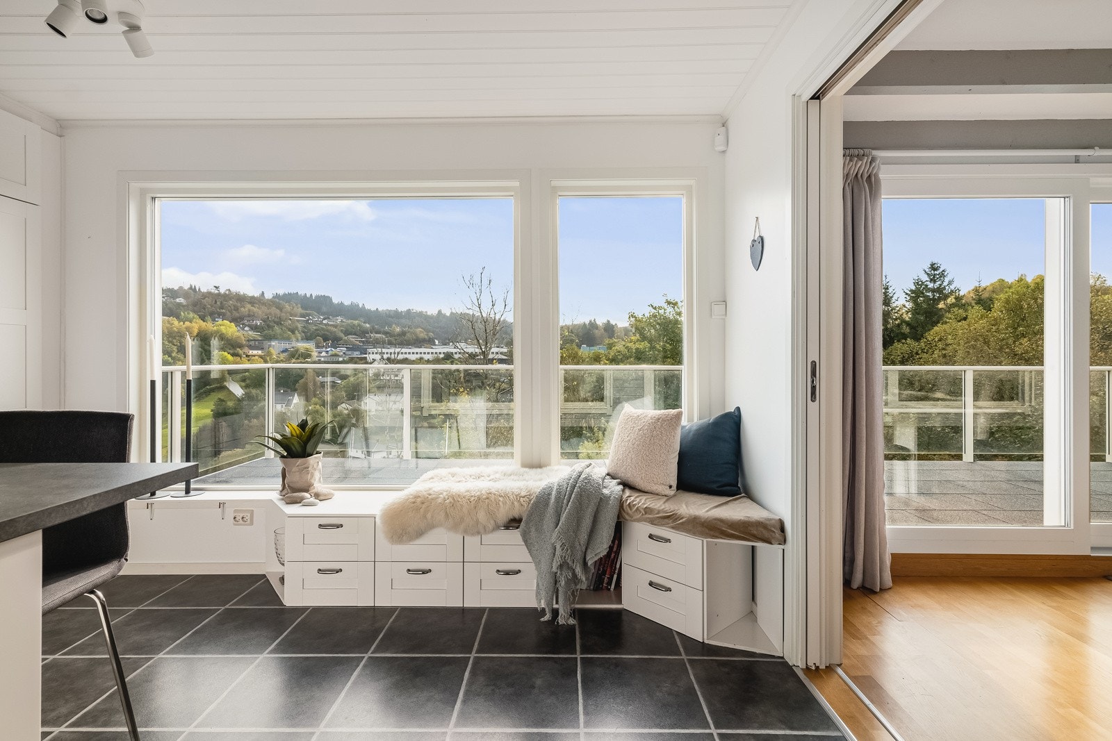 Deilig kjøkken med lesebenk i vindu, halvøy med barløsning. Rikelig med skap- og benkeplass. Galleribilde