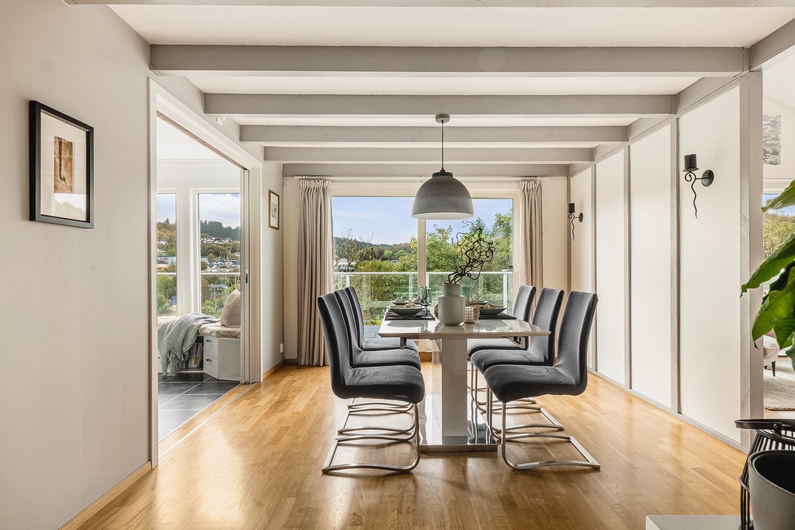 Lettvegg til høyre i bildet, kan åpnes. Galleribilde