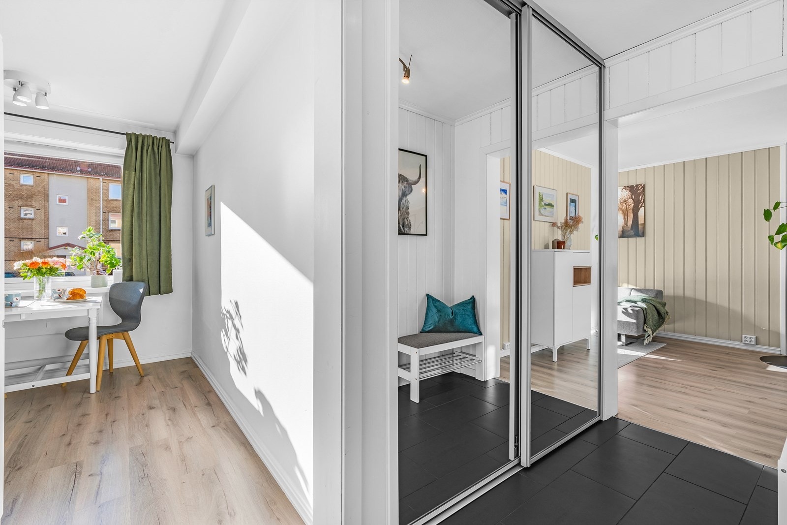 Flott entré/gang med plass til klesavheng i skyvedørsgarderobe med speilfronter. Pent flislagt gulv med varmekabler Galleribilde