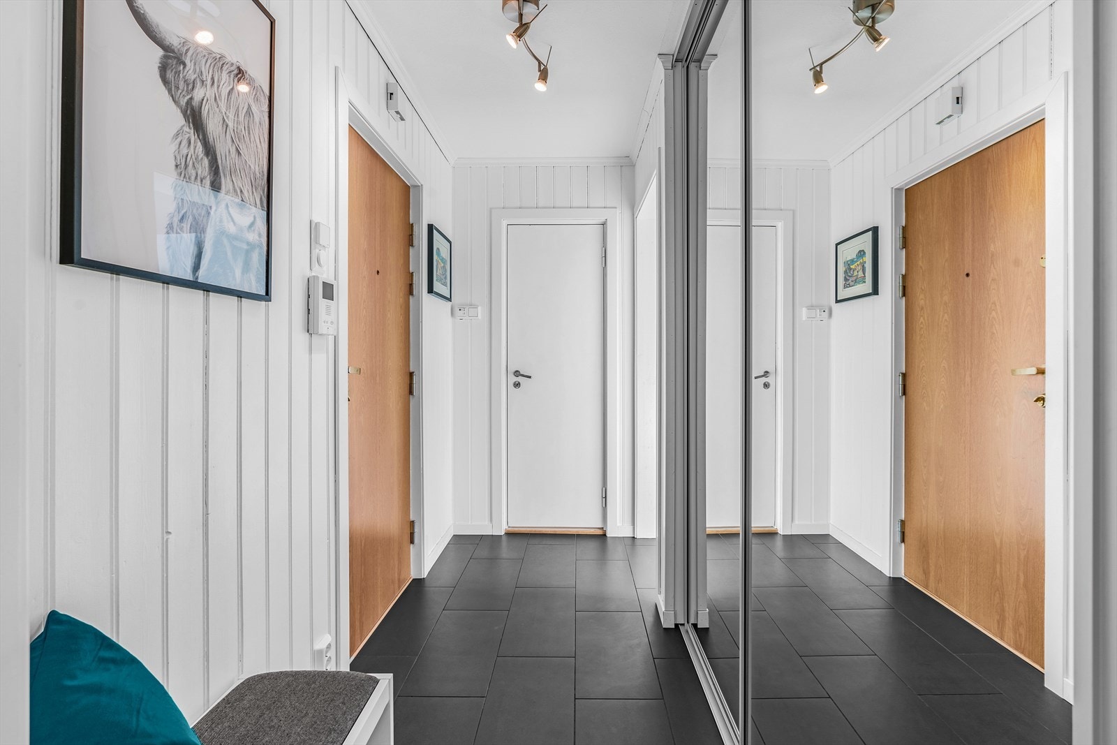 Flott entré/gang med plass til klesavheng i skyvedørsgarderobe med speilfronter. Pent flislagt gulv med varmekabler Galleribilde