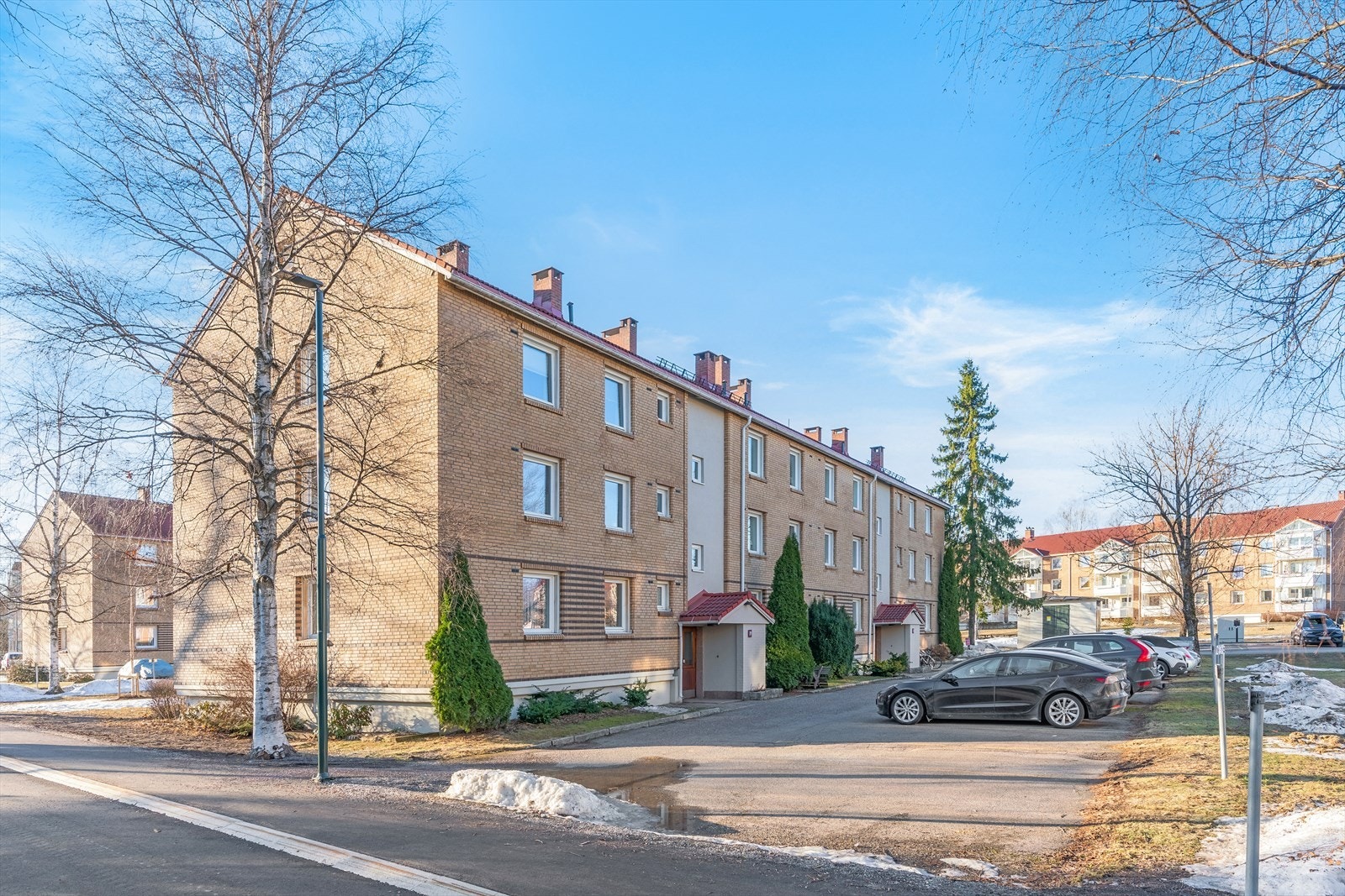 Borettslaget har 333 parkeringsplasser som leies ut til beboerne etter venteliste. Det er 14 rullerende plasser for elbillading Galleribilde
