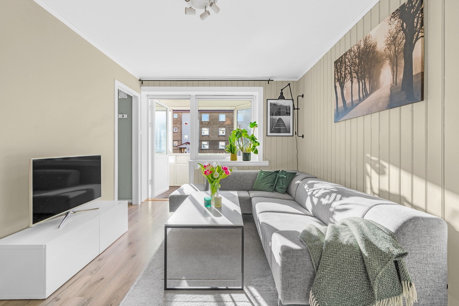 Leiligheten har en stor stue med god plass til sofa og tv-seksjon. Vedovn. Store vindusflater sørger for rikelig med naturlig lys Galleribilde