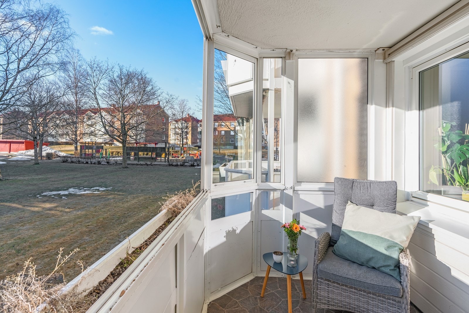 Solrik innglasset balkong på ca. 7 m² med god plass til utemøbler Galleribilde