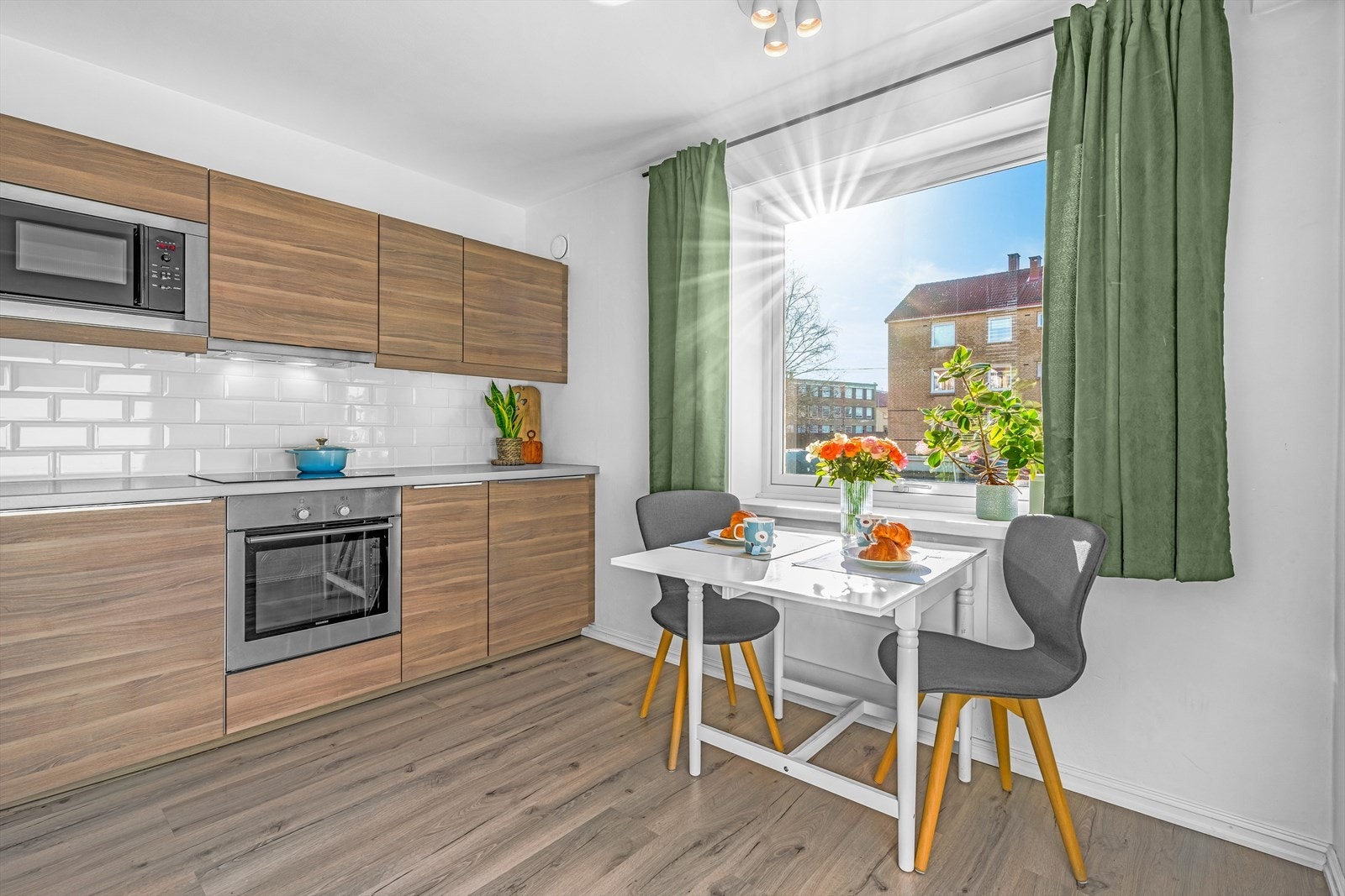 Stort, hyggelig og lyst kjøkken med god plass til spisebord. Kjøkkenet har innredning med glatte fronter, benkeplate av laminat Galleribilde