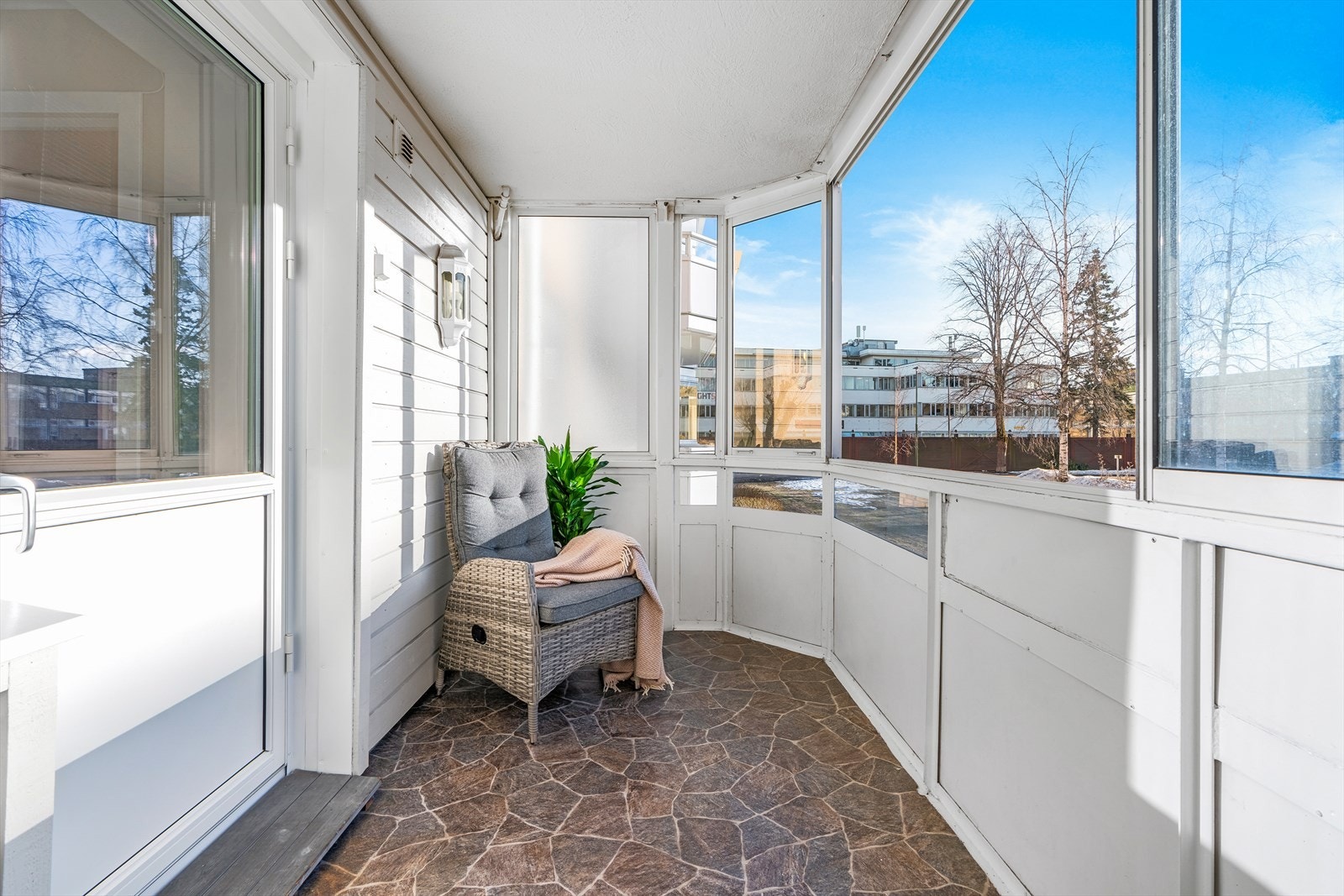 Koselig innglasset balkong på ca. 7 m² med plass til utemøbler. Balkongen er sydvestvendt og har hyggelig utsyn mot borettslagets grøntområder Galleribilde