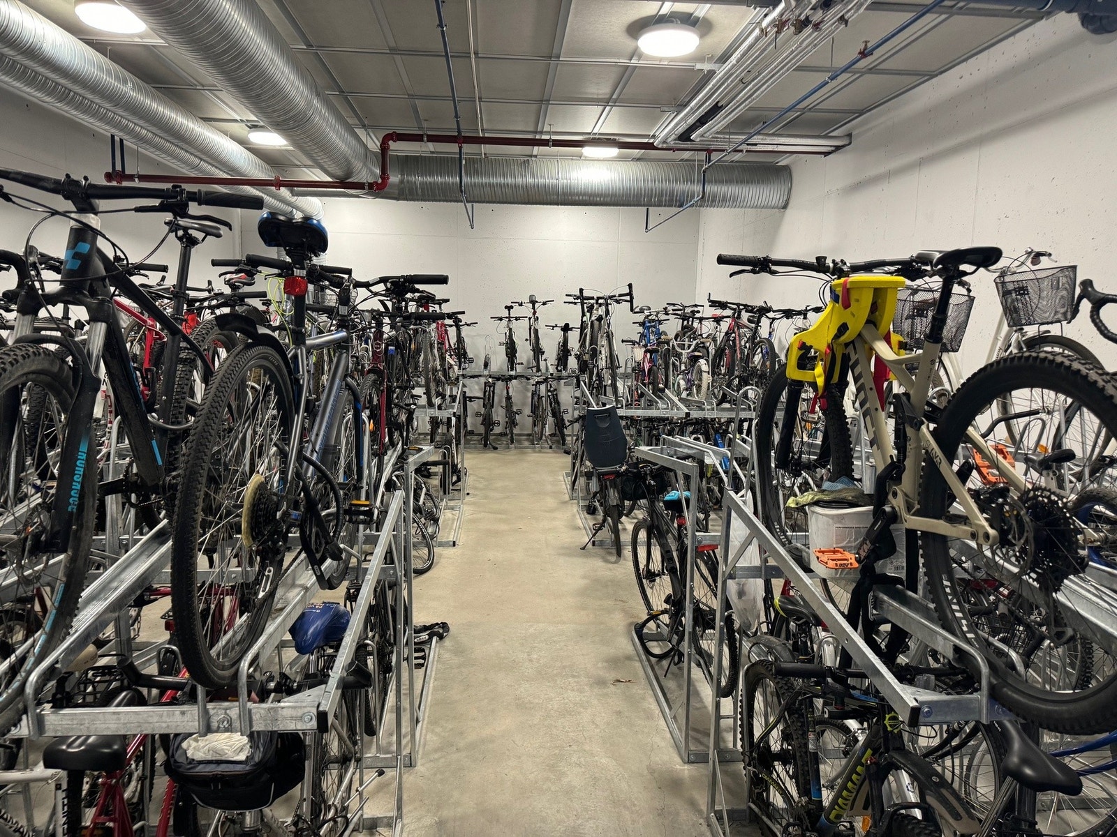 Stor felles sykkelparkering. Her kan man også enkelt vaske sykkelen eller hunden sin m.m. Galleribilde