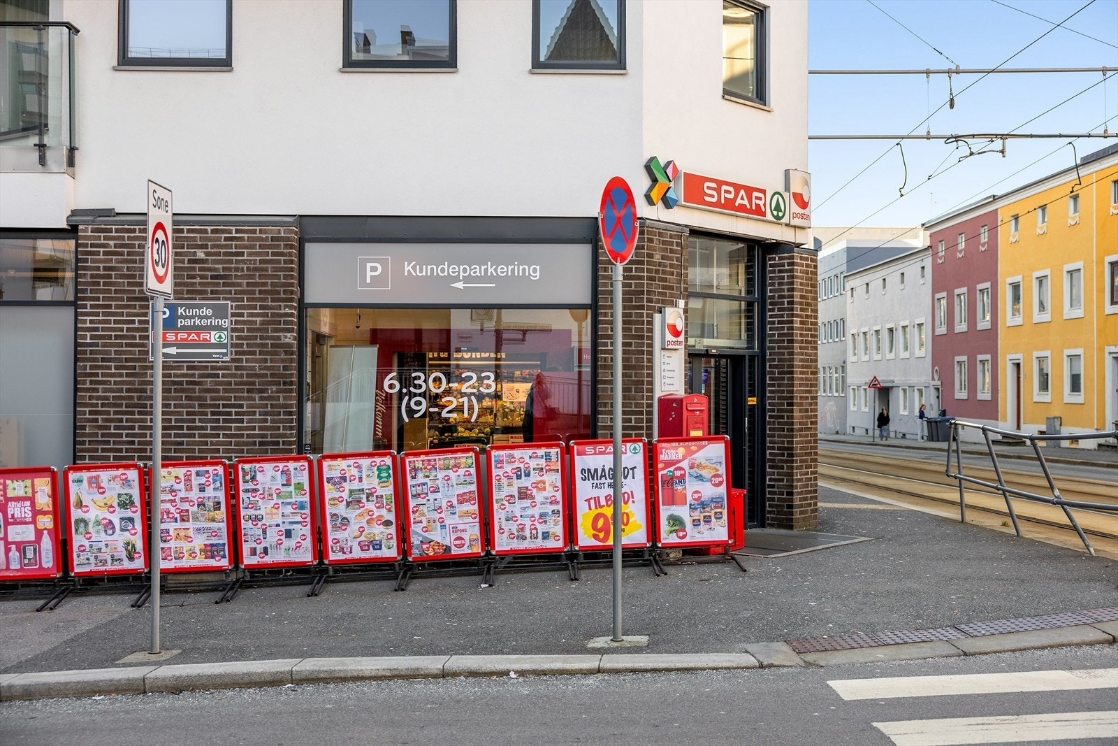 Kort vei til matbutikker og "alt" av servicetilbud. Galleribilde