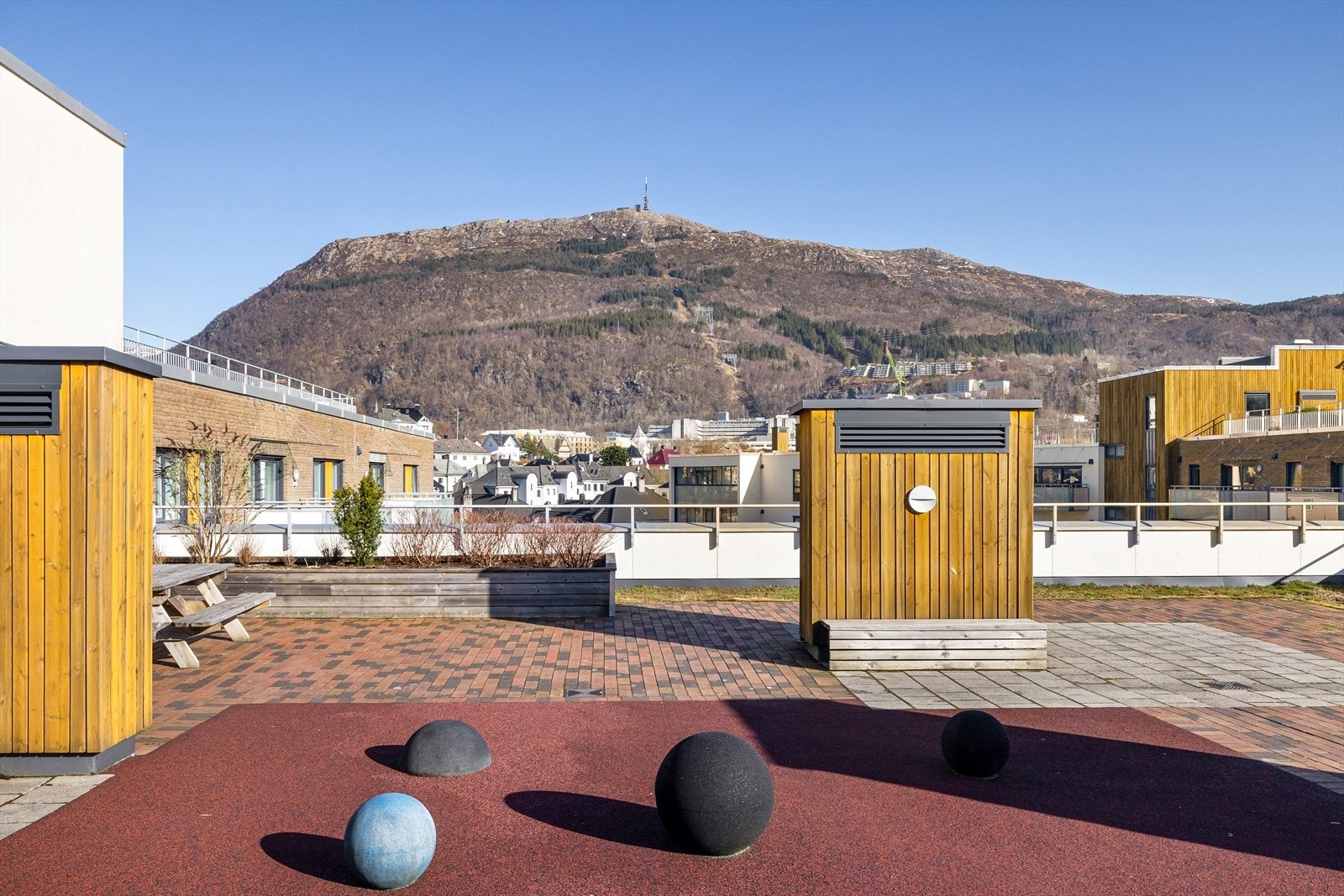 Stor felles takterrasse, hvor solen skinner så og si hele dagen. Galleribilde