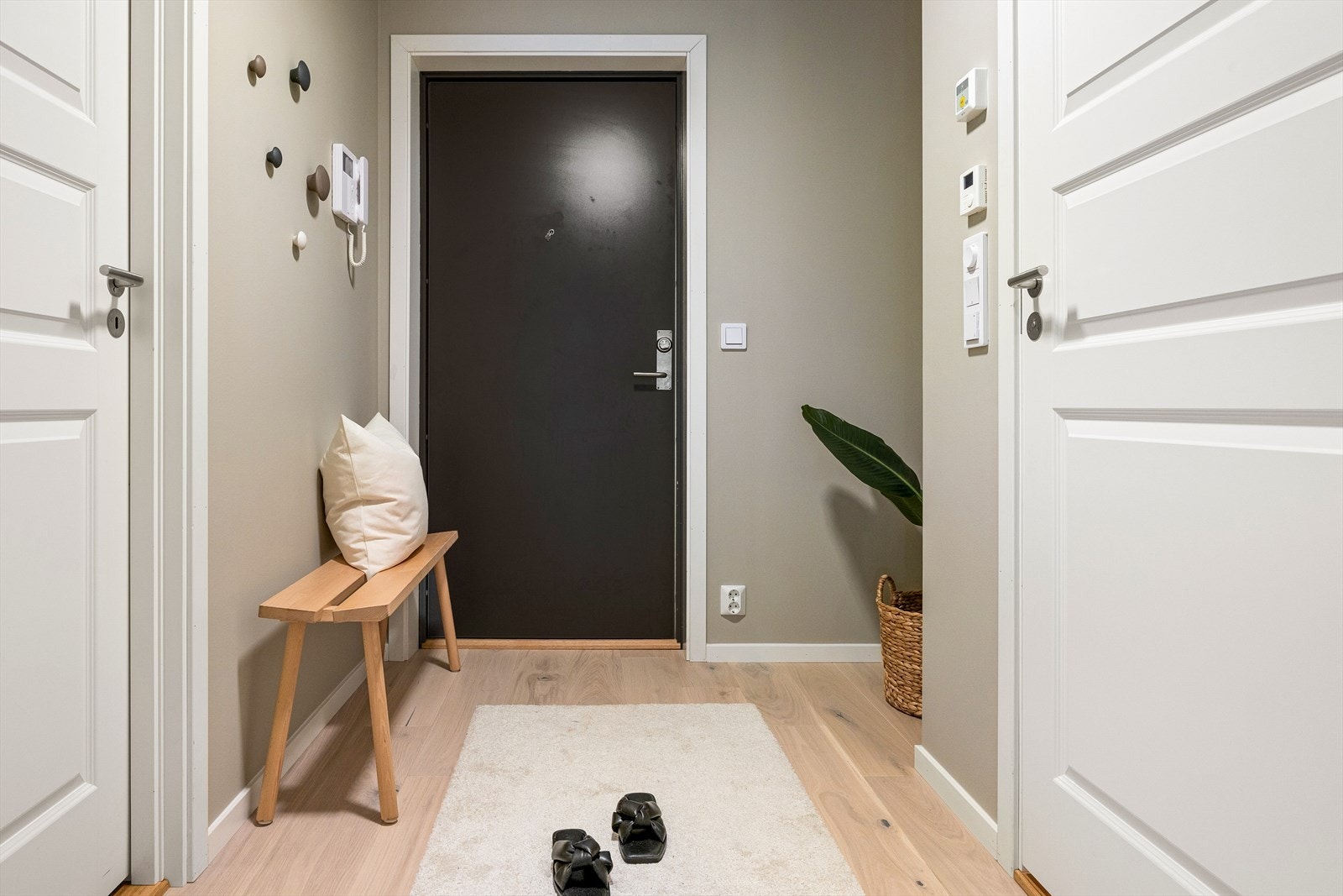 Vi starter i den lyse og romslige entréen på 4,2 kvm. Galleribilde