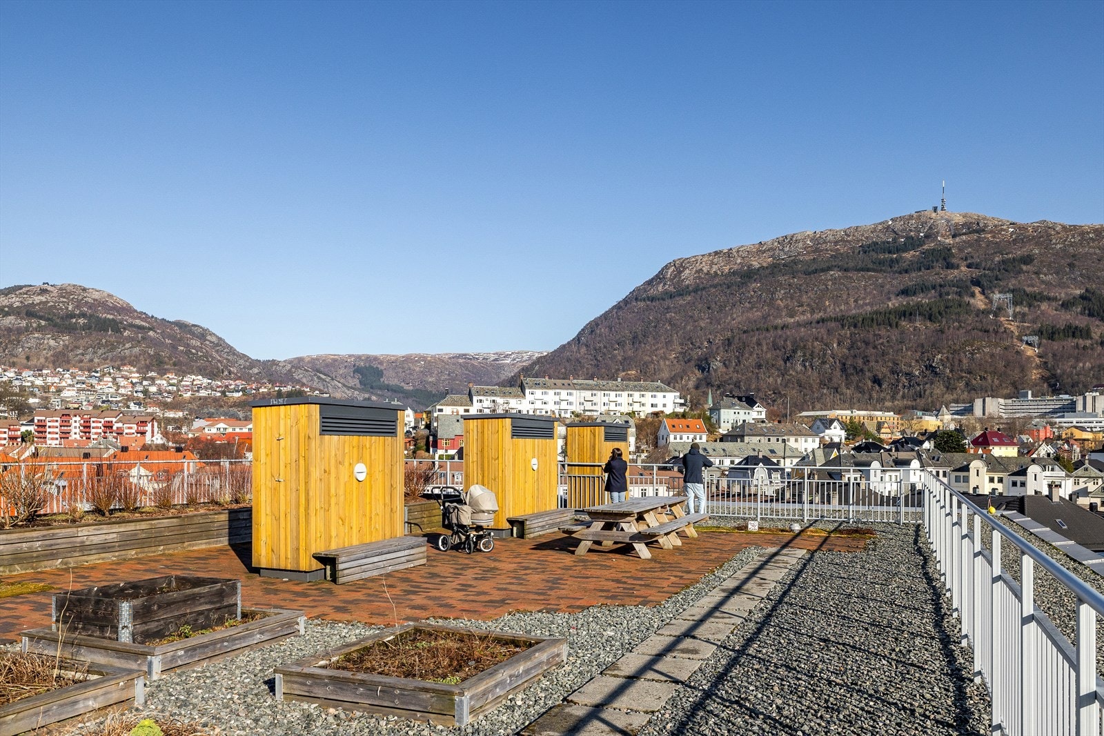 Her er det nydelig utsikt mot byfjellene og nærområdet. Galleribilde